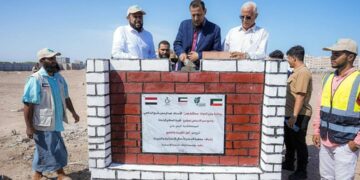 محافظ عدن  يضع حجر أساس المرحلة الثانية من مشروع مدينة السلام