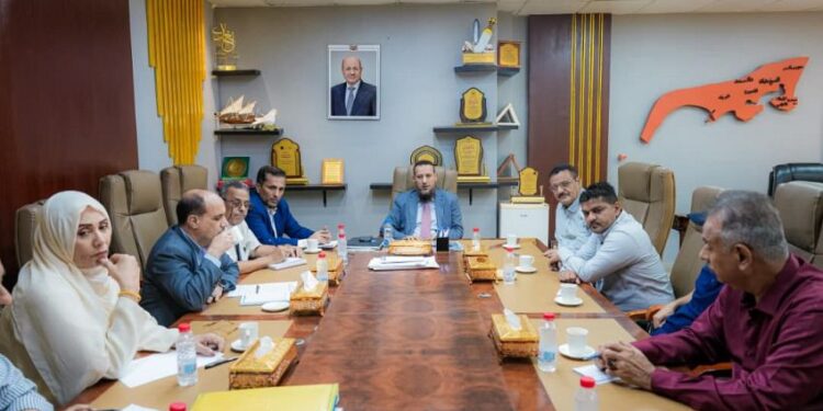 محافظ عدن يناقش مستوى تنفيذ المشاريع الخدمية والتنموية وسير الخدمات الأساسية