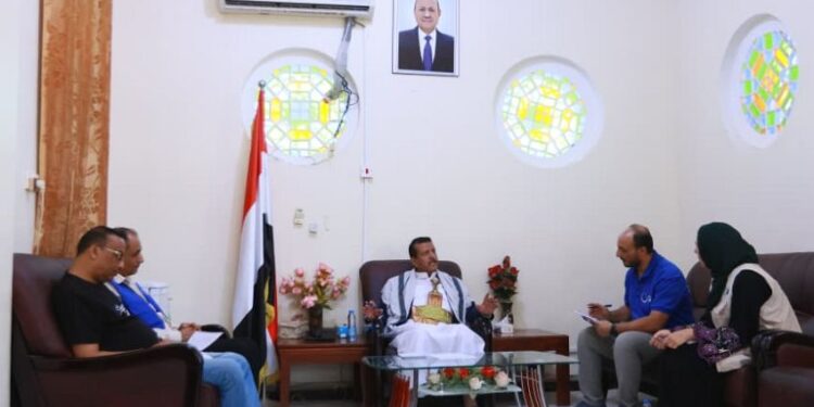 وكيل مأرب يطلع على التدخلات الإنسانية لمنظمة الإغاثة الإسلامية الفرنسية