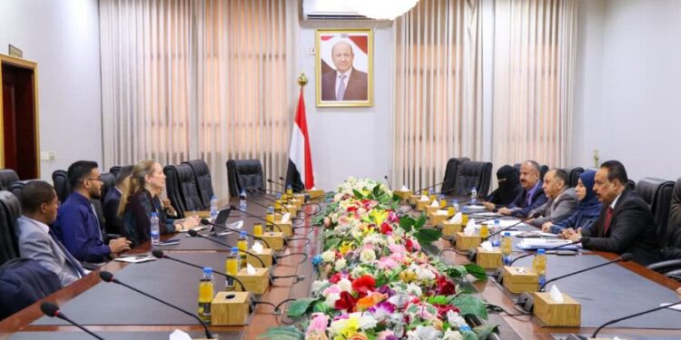 فريق حكومي يبحث مع البنك الدولي سبل تعزيز الشراكة لدعم قطاعات النقل والطرق والتجارة والتنمية