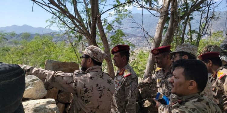 لجنة وزارة الدفاع تتفقد المقاتلين في جبهة الدفاع الجوي والمنفذ الشرقي لتعز
