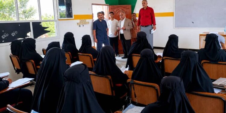 وزير التربية ومحافظ لحج يتفقدان اختبارات الثانوية العامة بالمحافظة