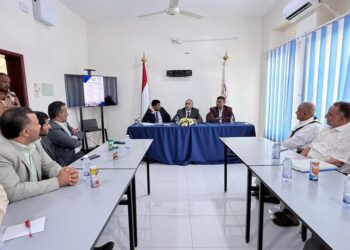 نائب وزير المالية يطلع على سير العمل في مكتب مصلحة الضرائب في مأرب