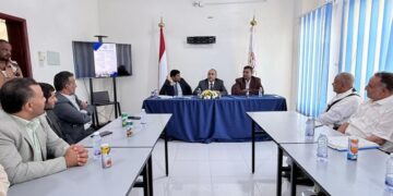 نائب وزير المالية يطلع على سير العمل في مكتب مصلحة الضرائب في مأرب