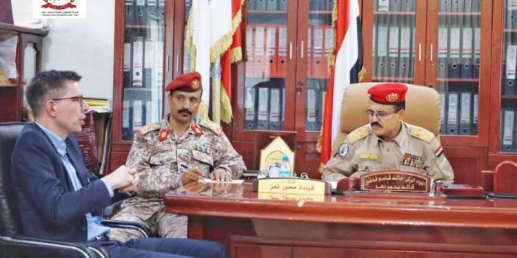 اركان محور تعز يبحث مع نائب رئيس بعثة الصليب الأحمر تعزيز التعاون المشترك