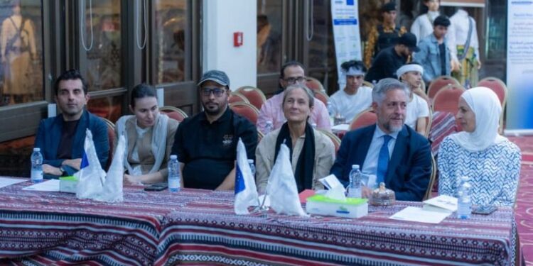 سفيرا الإتحاد الأوروبي وهولندا يطلعان على مشروع تعزيز الأمن المائي بالطاقة المتجددة في مأرب