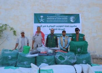 توزيع مساعدات إيوائية طارئة للمتضرين من حريق  مخيم نشطون للنازحين بالمهرة