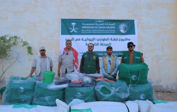 توزيع مساعدات إيوائية طارئة للمتضرين من حريق  مخيم نشطون للنازحين بالمهرة