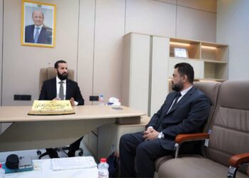 محافظ أبين يناقش أوضاع المتقاعدين ويؤكد تسهيل صرف المعاشات والتحول الإلكتروني