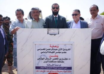 محافظ ابين يضع حجر أساس المرحلة الثالثة من مشروع مياه لودر