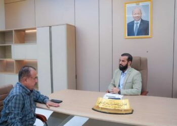محافظ أبين يناقش ٱليات تفعيل النشاط الضريبي وتعزيز تحصيل الإيرادات