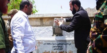 محافظ أبين يضع حجر الأساس لمشروع مياه سرار  لخدمة 12 ألف نسمة