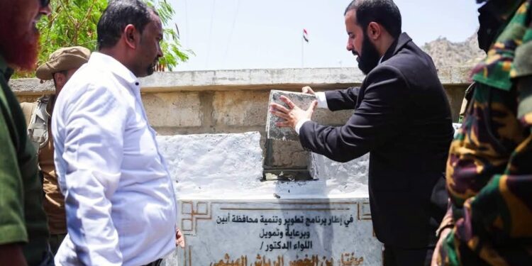 اوقف مدير مستشفي الرازي لسؤ الخدمه محافظ أبين يضع حجر الأساس لمشروع مياه سرار لخدمة 12 ألف نسمة
