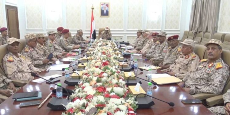 نائب رئيس الأركان يناقش الأوضاع العسكرية والأمنية