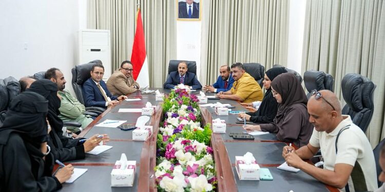 الإرياني يطالب وسائل الإعلام بتوعية المجتمع بخطورة محاولات الحوثيين رهن اليمن لمصالح إيران