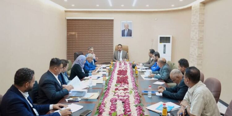 وزير الاشغال يناقش خطط وبرامج صندوق صيانة الطرق