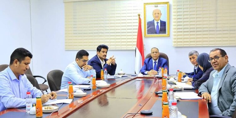 وزير الصناعة يجتمع بلجنة تعزيز الشراكة بين القطاعين العام والخاص