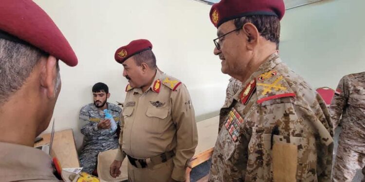 المرزوقي والحوري يتفقدان سير أعمال البصمة البيولوجية الميدانية وإصدار البطاقة العسكرية