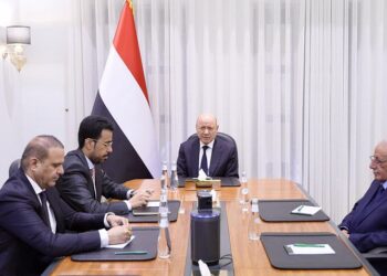 العليمي يستعرض خطط وبرامج عمل هيئة التشاور والمصالحة