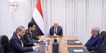 العليمي يستعرض خطط وبرامج عمل هيئة التشاور والمصالحة