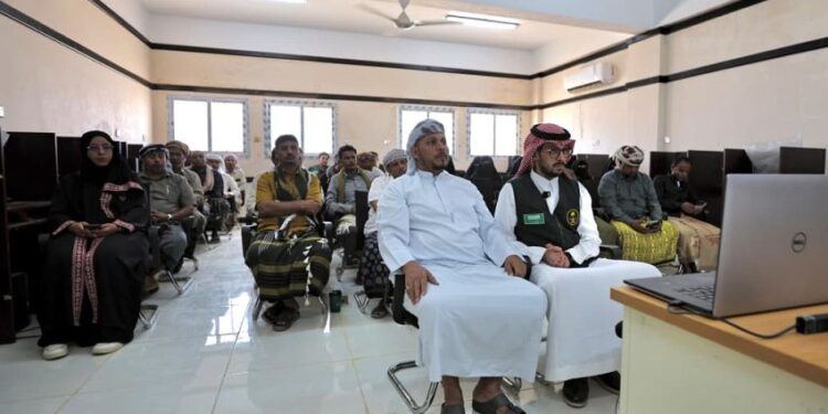 محافظ سقطرى يدشن مشروع التمكين الرقمي للمعلم