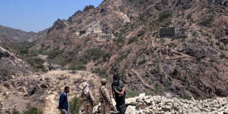 الحسني يتفقد جبهة الأزارق غرب الضالع ويشيد بمقاتليها