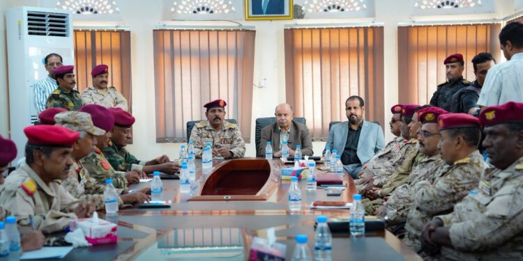 الخنبشي يؤكد أهمية وحدة القرار العسكري وتعزيز الجاهزية