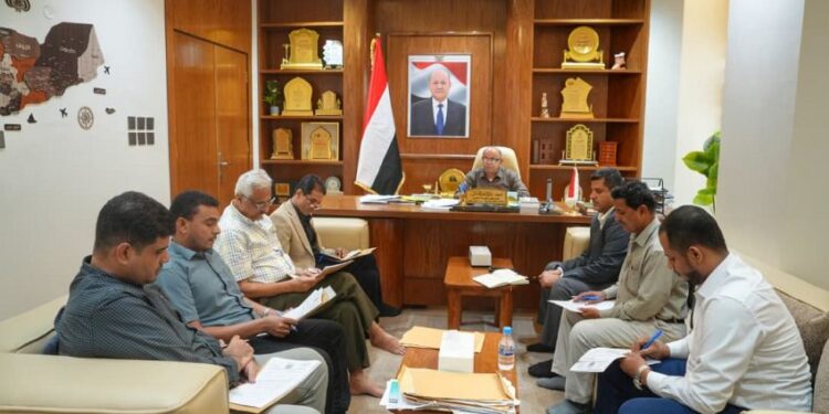الخنبشي يؤكد دعم تطوير المستشفى الجامعي ويقر مشاريع خدمية وتنموية بحضرموت