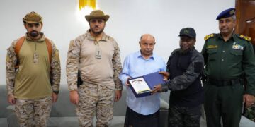 الخنبشي وقيادة قوات التحالف  يكرمون منتسبي إدارة مكافحة المخدرات بساحل حضرموت