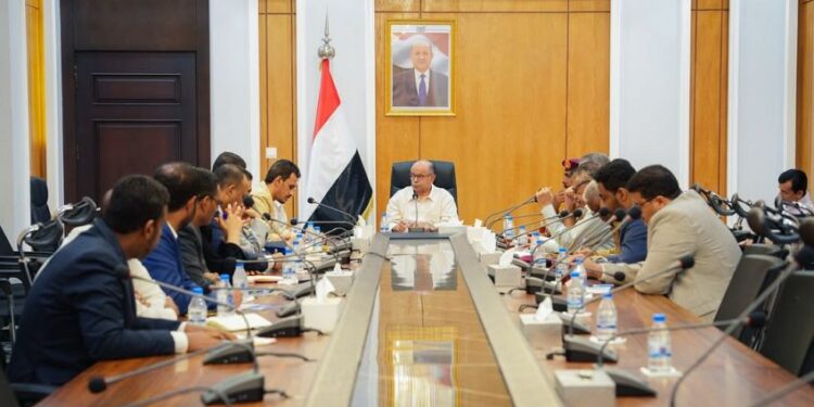 الخنبشي يؤكد رفع الجاهزية لمواجهة التهديدات ودعم جهود استعادة الدولة
