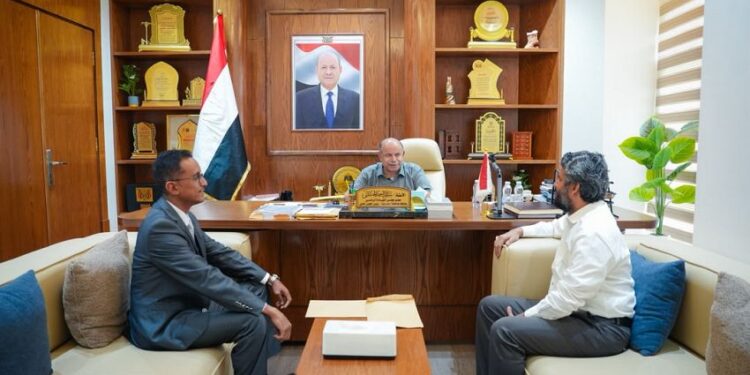 الخنبشي يطّلع على أوضاع مصلحة الهجرة والجوازات واحتياجات القطاع الزراعي بحضرموت