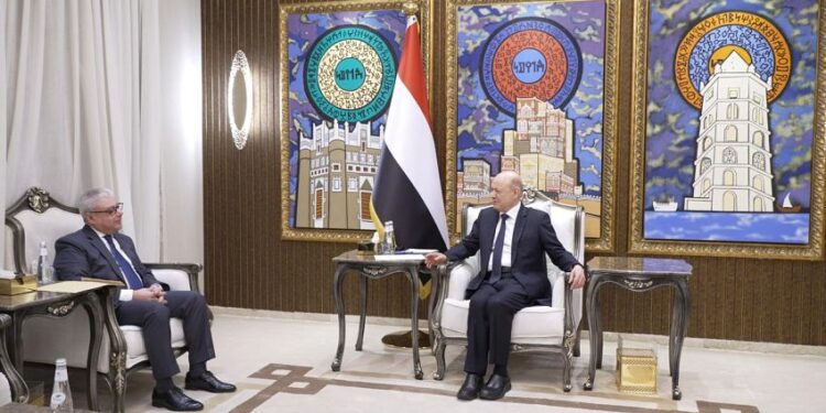 العليمي يشيد بالدور المصري الفاعل في تعزيز أمن واستقرار المنطقة
