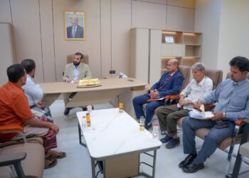 محافظ أبين يناقش اوضاع مديرية خنفر وسبل ضمان استمرارية خدمة الكهرباء