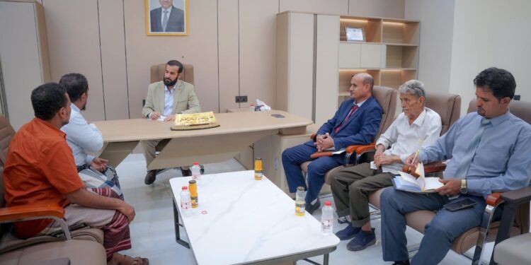 محافظ أبين يناقش اوضاع مديرية خنفر وسبل ضمان استمرارية خدمة الكهرباء