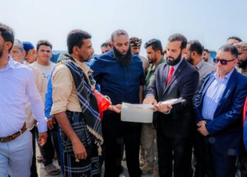 محافظ أبين يدشن تسليم أراضي أصحاب العقود السكنية المعتمدة في منطقة العلم