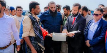 محافظ أبين يدشن تسليم أراضي أصحاب العقود السكنية المعتمدة في منطقة العلم