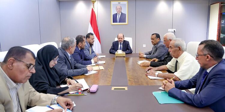 رئيس الوزراء: نعمل على تحسين الخدمات الأساسية  ومعالجة الاختلالات المتراكمة في عدن