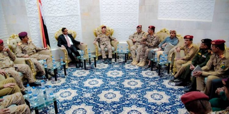 وزير الدفاع يتفقد محور عتق ويشيد بالتكامل بين التشكيلات العسكرية في شبوة