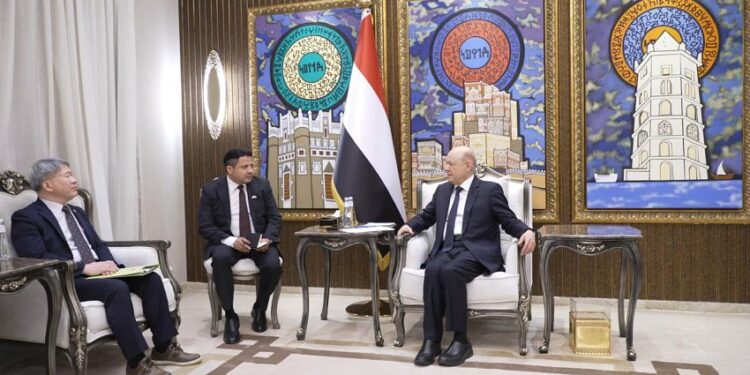 العليمي يشيد بالدور الكوري في دعم اليمن وتشديد العقوبات على المليشيات