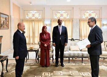 العليمي يتسلم أوراق اعتماد 5 من السفراء الجدد