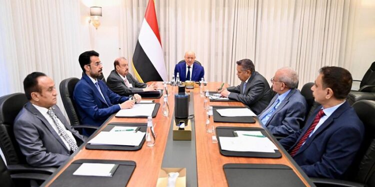 العليمي : الدولة ماضية في برنامج الإصلاحات والردع الحازم للتصعيد الحوثي