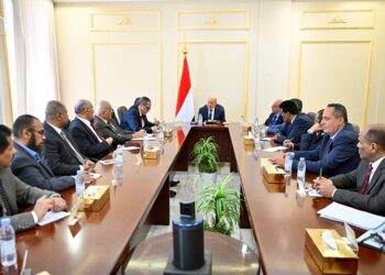 العليمي يدعو الأحزاب والمكونات السياسية إلى قيادة الوعي الوطني وتعزيز الجبهة الداخلية
