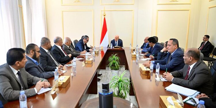 العليمي يدعو الأحزاب والمكونات السياسية إلى قيادة الوعي الوطني وتعزيز الجبهة الداخلية