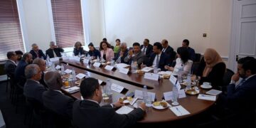 عبدالله العليمي يبحث مع السفراء العرب في لندن تطورات الأوضاع في اليمن