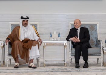 العليمي يقدم واجب العزاء لأمير دولة قطر بوفاة الأمير الوالد