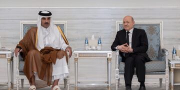 العليمي يقدم واجب العزاء لأمير دولة قطر بوفاة الأمير الوالد