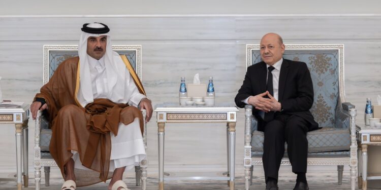 العليمي يقدم واجب العزاء لأمير دولة قطر بوفاة الأمير الوالد