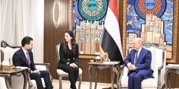 العليمي: لا حصار على مطار صنعاء ولا تساهل مع أي تواطؤ جديد لانتهاك السيادة الوطنية
