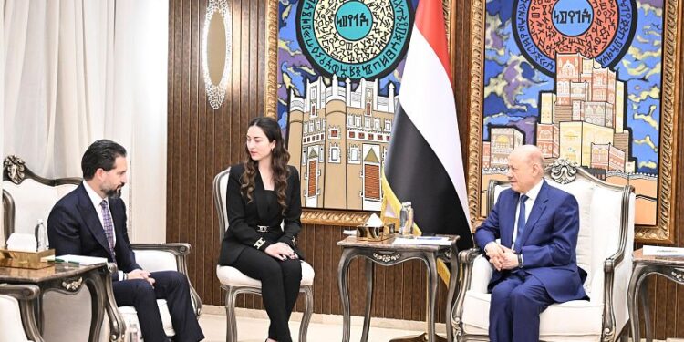 العليمي: لا حصار على مطار صنعاء ولا تساهل مع أي تواطؤ جديد لانتهاك السيادة الوطنية
