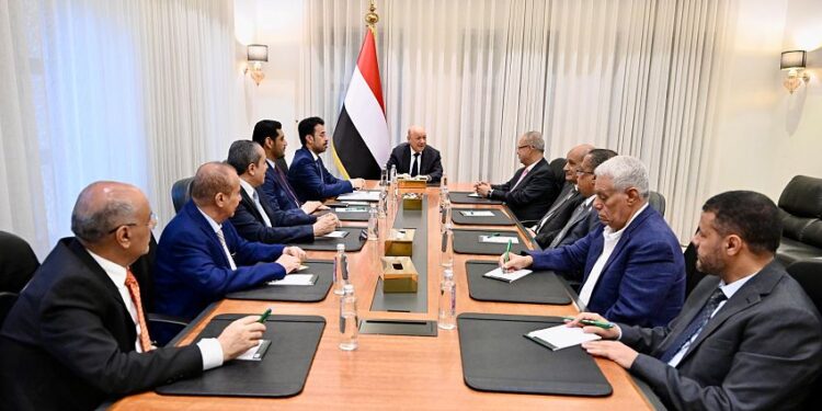 العليمي يشيد بالتحالف البحري متعدد الجنسيات والدعم السعودي لمؤسسات الدولة